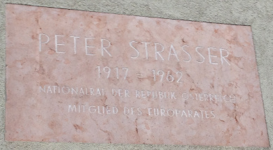 Gedenktafel Peter Strasser, 1030 Hofmannsthalgasse 2-6.JPG