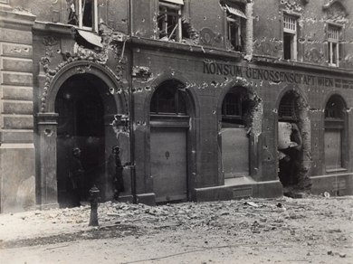 Februarkämpfe Zerschossenes Arbeiterheim in Ottakring.jpg