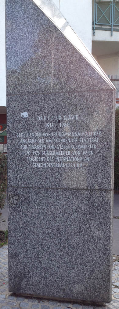 Gedenkstein Felix Slavik, 1210 Felix Slavik-Straße 10.JPG