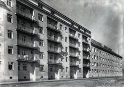 Strindberghof - Fassade Delsenbachgasse, Teilansicht.jpg