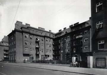 Städtische Wohnhausanlage Wattgasse 96–98: Fassade Rhigasgasse