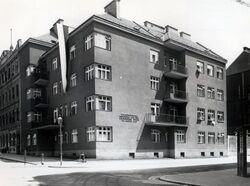 Wohnhausanlage Hickelgasse 16 - Fassade Ecke Hickelgasse Cervantesgasse.jpg