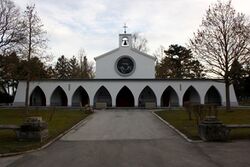 Aufbahrungshalle Maurer Friedhof.jpg