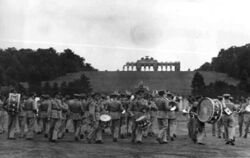 Britische Militärmusik in Schönbrunn.jpg