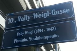 Erläuterungstafel Vally Weigl, 1100.jpg