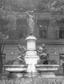 Der Engelbrunnen gegen das Café Wortner, 1925