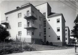 Wohnhausanlage Neustift am Walde - straßenseitige Fassade.jpg