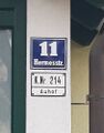 Orientierungsnummer (oben) sowie Schild mit Konskriptionsnummer und Konskriptionsbezirk in der Friedensstadt, 13, Hermesstraße 11
