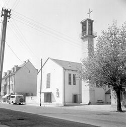 Neue Pfarrkirche Siebenhirten.jpg