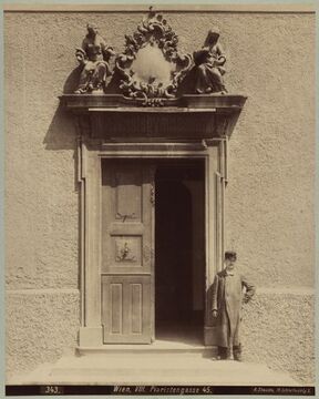 Piaristengasse 45 - Löwenburgkonvikt und kaiserlich - königliches Staatsgymnasium (Portal), 1899