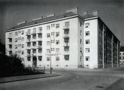 Leuthnerhof - Fassade Ecke Linke Wienzeile Pliwagasse.jpg
