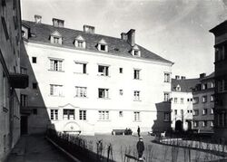 Wohnhausanlage Obkirchergasse Innenhof.jpg