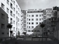 Volkswohnhaus Klopsteinplatz - Innenhof.jpg