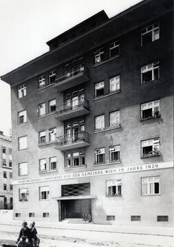 Städtische Wohnhausanlage Friedrich-Knauer-Gasse 2-4/ Kennergasse 15: Fassade Friedrich-Knauer-Gasse