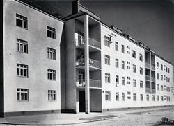 Wohnhausanlage Donaufelderstraße - Fassade Fultonstraße.jpg