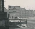 Zonentafel bei der Augartenbrücke am Donaukanal; im Hintergrund die Roßauer Kaserne, 1949