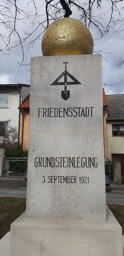 Grundsteinlegungsdenkmal Friedenszeile 1.jpg