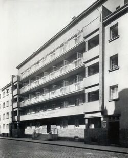 Volkswohnhaus Weyringergasse 16-18 - Fassade.jpg