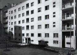 Volkswohnhaus Klopsteinplatz - Innenhof 3.jpg