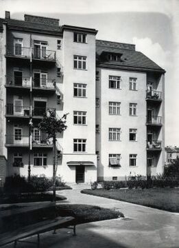 Wohnhausanlage Budinskygasse: Innenhoffassade des Traktes Hutweidengasse (1931)
