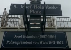 Erläuterungstafel Josef Holaubek, 1090.jpg