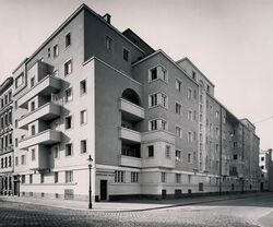 Volkswohnhaus Roßauer Lände - Eckfassade.jpg