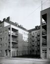 Wohnhausanlage Geyschlägergasse - Fassade Geyschlägergasse mit Straßenhof.jpg