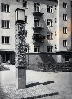 Wohnhausanlage Ganglbauergasse - Lichtkandelaber im Innenhof mit plastischer Ausschmückung von Johann Troyer.jpg