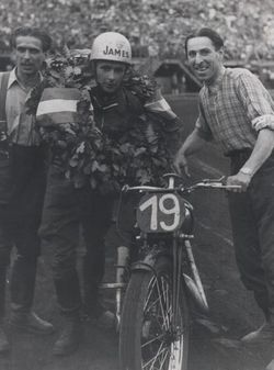 Motorradrennen im Stadion.jpg