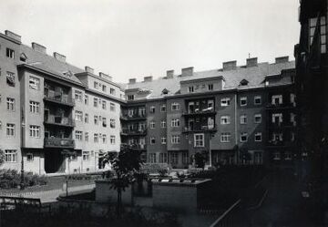 Städtische Wohnhausanlage Wattgasse 96–98: Straßenhof an der Rhigasgasse